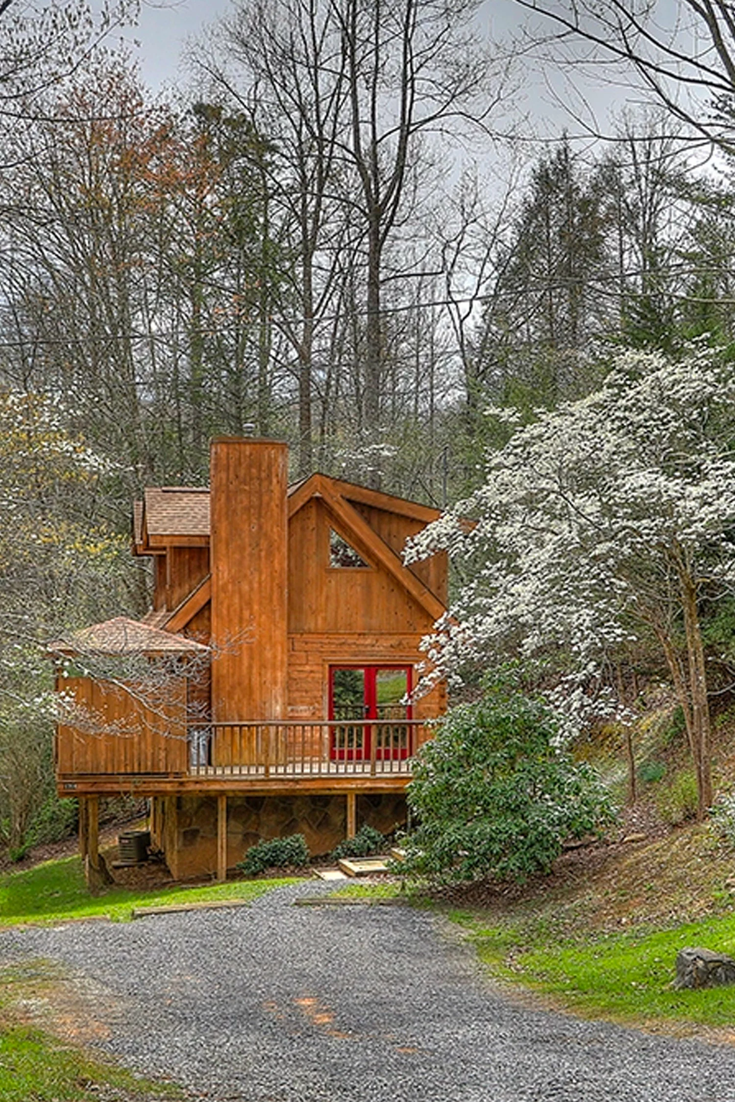 exterior of a log cabin in Gatlinburg