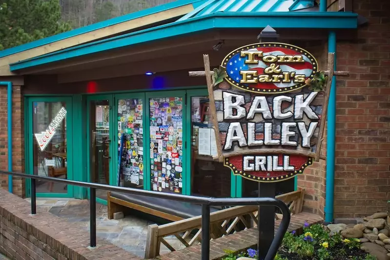 tom and earl's Back Alley Grill