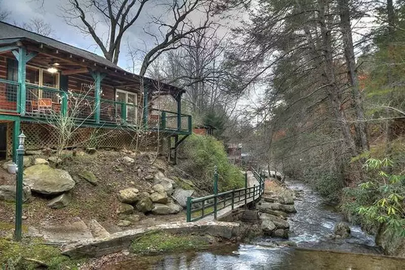 Gatlinburg cabin on the river