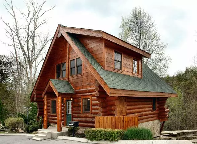 Two bedroom log home in Gatlinburg Tennessee