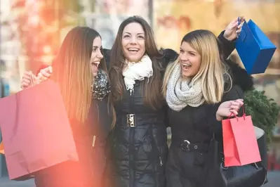 girls-shopping-together