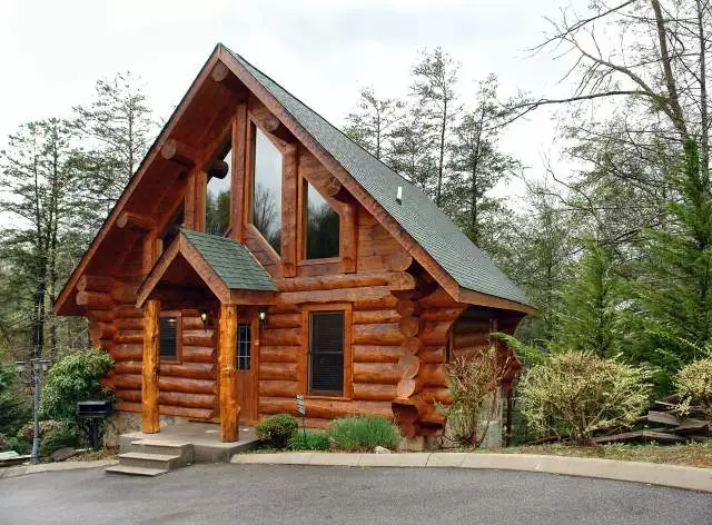 the outside of a true log cabin in Gatlinburg TN