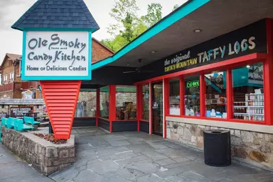 samples at ole smoky candy kitchen is one of the best free things to do in the Smokies