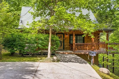 bear pause is a cabin close to downtown Gatlinburg parking