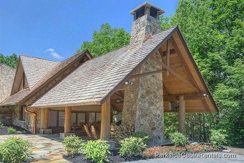 5 Perks of Staying at a Large Cabin in Gatlinburg for Your Vacation