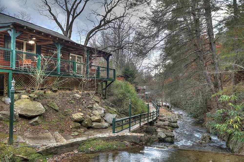 Gatlinburg cabin in the winter with a creek view
