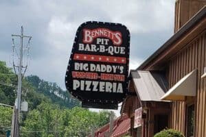 bennett's pit bar-b-que and big daddy's pizzeria sign in gatlinburg