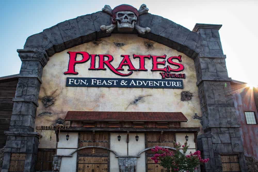 pirates voyage dinner show in pigeon forge